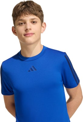 Junge in blauem Adidas-T-Shirt mit Streifen an den Ärmeln. Junge in blauem Adidas-T-Shirt mit Streifen an den Ärmeln.