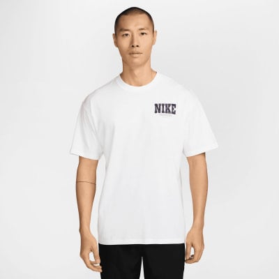 Ein Mann in einem weißen T-Shirt mit Nike-Logo auf der Brust.