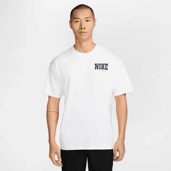 Ein Mann in einem weißen T-Shirt mit Nike-Logo auf der Brust.
