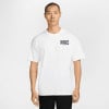 Ein Mann in einem weißen T-Shirt mit Nike-Logo auf der Brust.