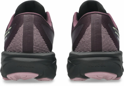 Rückansicht von dunkelvioletten Laufschuhen mit rosa Akzenten. Rückansicht von dunkelvioletten Laufschuhen mit rosa Akzenten.