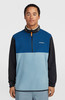 Mann in einer blau-hellblauen Fleecejacke mit kurzem Reißverschluss und O'Neill-Logo.