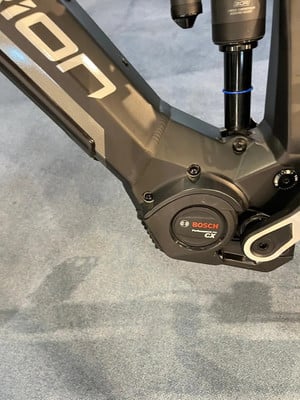 Detail eines E-Bike-Rahmens mit Bosch-Motor und Dämpfer. Detail eines E-Bike-Rahmens mit Bosch-Motor und Dämpfer.