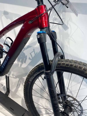 Ein rotes Mountainbike mit Fox-Federung und schwarzen Rädern. Ein rotes Mountainbike mit Fox-Federung und schwarzen Rädern.