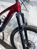Ein rotes Mountainbike mit Fox-Federung und schwarzen Rädern.