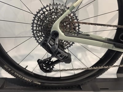 Eine SRAM CX Hinterradschaltwerk mit einer großen Kassette am Fahrrad. Eine SRAM CX Hinterradschaltwerk mit einer großen Kassette am Fahrrad.