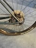 Hinterrad eines Mountainbikes mit Kassette und Scheibenbremse.