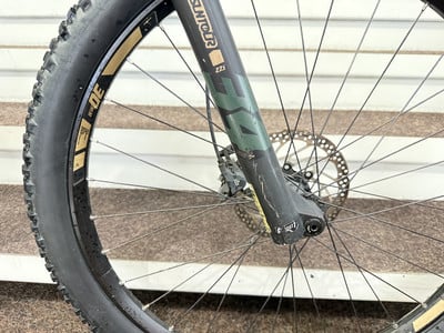 Detail der Vorderradgabel und des Rades eines Mountainbikes mit Scheibenbremse. Detail der Vorderradgabel und des Rades eines Mountainbikes mit Scheibenbremse.