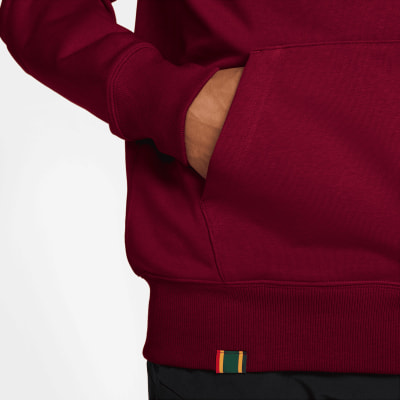 Detail eines Kapuzenpullovers mit Tasche und farbigem Patch am Saum. Detail eines Kapuzenpullovers mit Tasche und farbigem Patch am Saum.