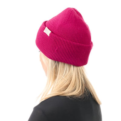 Ein blondes Mädchen trägt eine pinke Mütze und einen schwarzen Pullover. Ein blondes Mädchen trägt eine pinke Mütze und einen schwarzen Pullover.