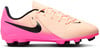 Rózsaszín Nike futballcipő fekete logóval és fűzővel.