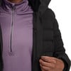 Detail der Jacke und eines lila Hemdes mit Logo