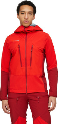 Ein Mann in einer roten Jacke und Hose mit Kapuze, Nahaufnahme des Oberkörpers. Ein Mann in einer roten Jacke und Hose mit Kapuze, Nahaufnahme des Oberkörpers.