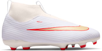 Weißer Nike Fußballschuh mit rot-goldenem Logo und cremefarbenem Kragen.