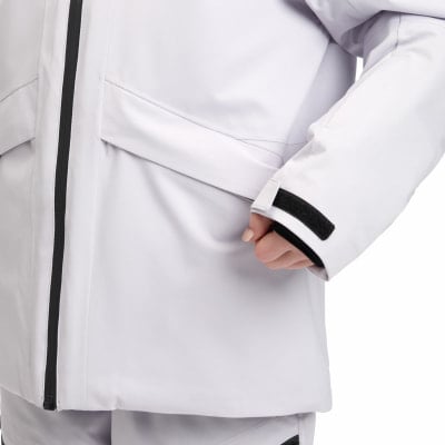 Detail einer weißen Damenjacke mit schwarzem Reißverschluss und Tasche. Detail einer weißen Damenjacke mit schwarzem Reißverschluss und Tasche.
