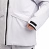 Detail einer weißen Damenjacke mit schwarzem Reißverschluss und Tasche.