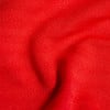 Roter Stoff mit feiner Rippung und sanften Falten.