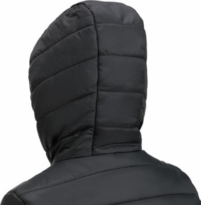 Detail der Rückseite einer gesteppten schwarzen Kapuzenjacke. Detail der Rückseite einer gesteppten schwarzen Kapuzenjacke.