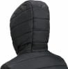 Detail der Rückseite einer gesteppten schwarzen Kapuzenjacke.