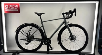 Graues Fahrrad mit Schutzblechen und Gepäckträger vor weißem Hintergrund mit Logo Graues Fahrrad mit Schutzblechen und Gepäckträger vor weißem Hintergrund mit Logo