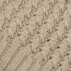 Beiger Strickstoff mit einem feinen Zopf- und Flechtmuster.