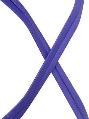 Zwei violette Bänder, die sich auf weißem Hintergrund kreuzen. Zwei violette Bänder, die sich auf weißem Hintergrund kreuzen.