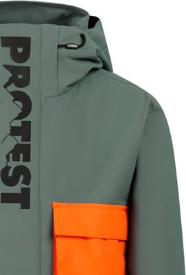 Grüne Jacke mit schwarzem Protest-Schriftzug und orangefarbener Tasche. Grüne Jacke mit schwarzem Protest-Schriftzug und orangefarbener Tasche.
