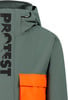 Grüne Jacke mit schwarzem Protest-Schriftzug und orangefarbener Tasche.