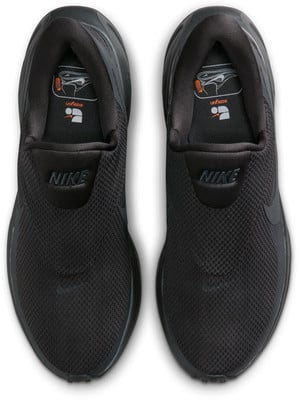 Černé tenisky Nike s logem a nápisem NIKE na jazyku.