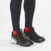 Schwarze Salomon-Laufschuhe mit roten Socken und dunklen Leggings.