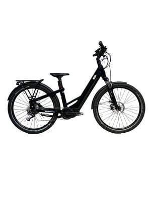 Schwarzes E-Bike mit Schutzblechen, Gepäckträger und Federung.