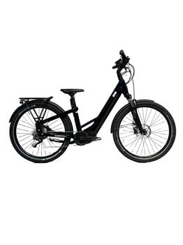 Schwarzes E-Bike mit Schutzblechen, Gepäckträger und Federung.