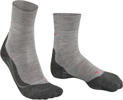 Graue Socken mit dunklerer Spitze und Ferse, mit rotem Logo. Graue Socken mit dunklerer Spitze und Ferse, mit rotem Logo.