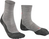 Graue Socken mit dunklerer Spitze und Ferse, mit rotem Logo.