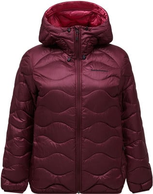 Eine burgunderrote Daunenjacke mit Kapuze und Wellensteppung.