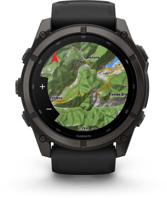 Eine Garmin Smartwatch mit einer Karte, die eine Route in den Bergen anzeigt. Eine Garmin Smartwatch mit einer Karte, die eine Route in den Bergen anzeigt.