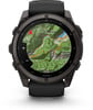 Eine Garmin Smartwatch mit einer Karte, die eine Route in den Bergen anzeigt.