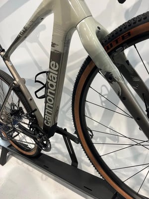 Nahaufnahme des Rahmens und des Rades eines Cannondale Cyclocross-Rads mit Geländereifen. Nahaufnahme des Rahmens und des Rades eines Cannondale Cyclocross-Rads mit Geländereifen.