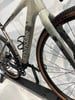 Nahaufnahme des Rahmens und des Rades eines Cannondale Cyclocross-Rads mit Geländereifen.