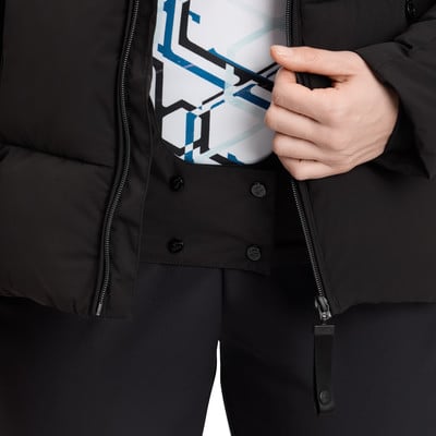 Detail einer Damen-Winterjacke aus schwarzem Daunenmaterial mit geometrischem Muster. Detail einer Damen-Winterjacke aus schwarzem Daunenmaterial mit geometrischem Muster.