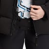 Detail einer Damen-Winterjacke aus schwarzem Daunenmaterial mit geometrischem Muster.
