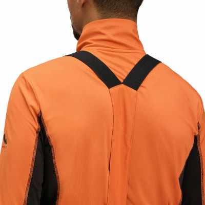 Rückansicht einer orangefarbenen Jacke mit schwarzen Trägern und schwarzen Seitenteilen. Rückansicht einer orangefarbenen Jacke mit schwarzen Trägern und schwarzen Seitenteilen.
