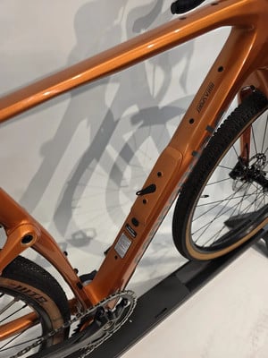 Orange Fahrradrahmen mit Kette und Radfelge. Orange Fahrradrahmen mit Kette und Radfelge.