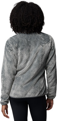 Rückansicht einer Frau im grauen Fleece-Pullover mit lockigem Haar.