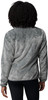 Rückansicht einer Frau im grauen Fleece-Pullover mit lockigem Haar.