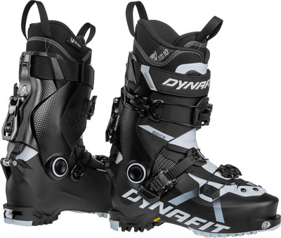 Schwarze Dynafit Radical Skischuhe mit weißen Details und Schnallen. Schwarze Dynafit Radical Skischuhe mit weißen Details und Schnallen.