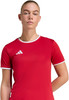 Frau in einem roten T-Shirt mit weißem Besatz und Adidas-Logo.