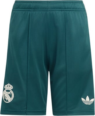 Grüne Shorts mit Real Madrid und Adidas Logo auf dunkelgrünem Hintergrund. Grüne Shorts mit Real Madrid und Adidas Logo auf dunkelgrünem Hintergrund.