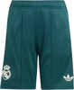 Grüne Shorts mit Real Madrid und Adidas Logo auf dunkelgrünem Hintergrund.