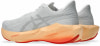 Weiße Laufschuhe mit orange-rotem Sohlenverlauf.